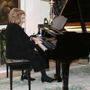 Minnie Kahn - performing